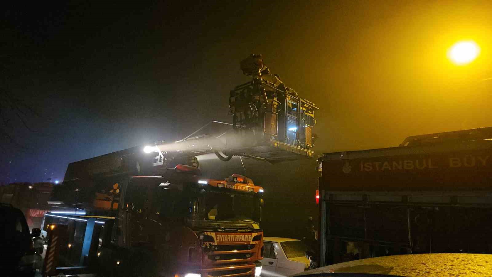 Kağıthane’de marangozhanede korkutan yangın: 11 kişi ve 1 yavru köpek kurtarıldı
