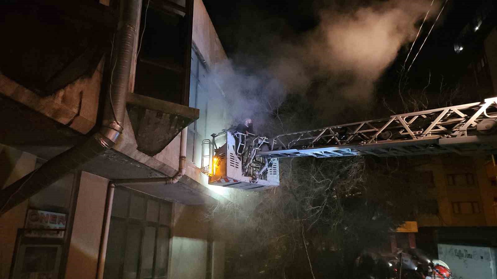 Kağıthane’de marangozhanede korkutan yangın: 11 kişi ve 1 yavru köpek kurtarıldı
