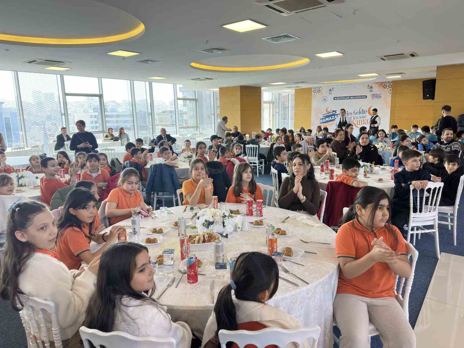 Kağıthane’de Ramazan’ın ilk iftarı miniklerle yapıldı
