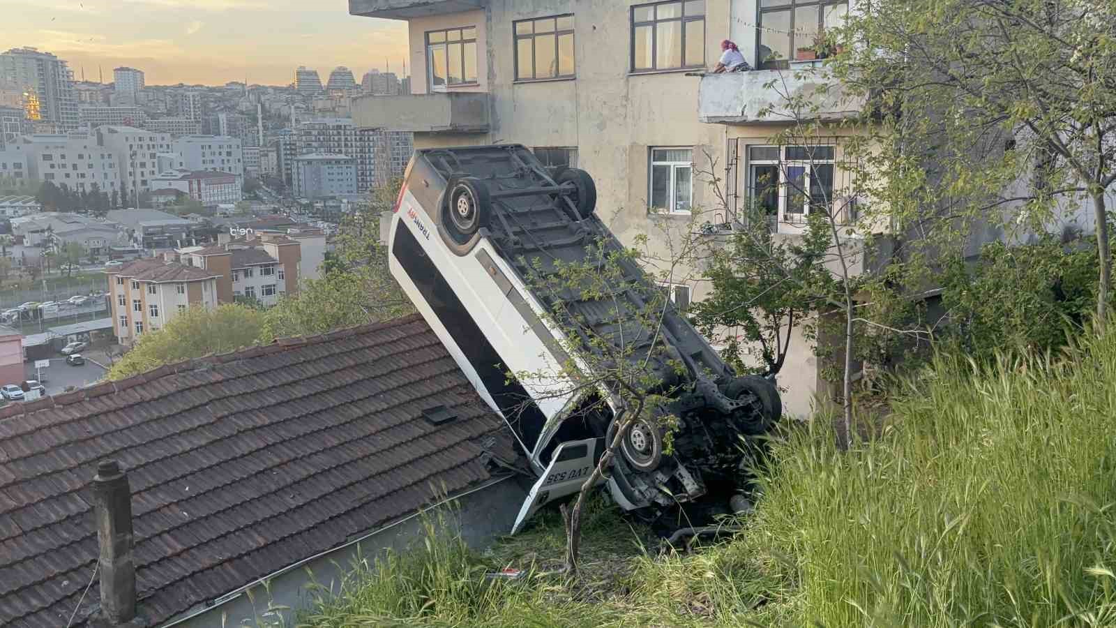 Kağıthane’de servis aracı gecekondunun çatısına uçtu: 1 yaralı
