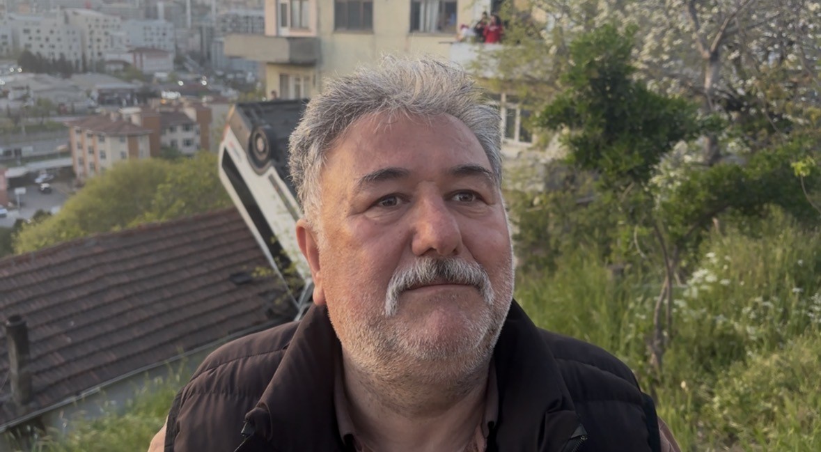 Kağıthane’de servis aracı gecekondunun çatısına uçtu: 1 yaralı
