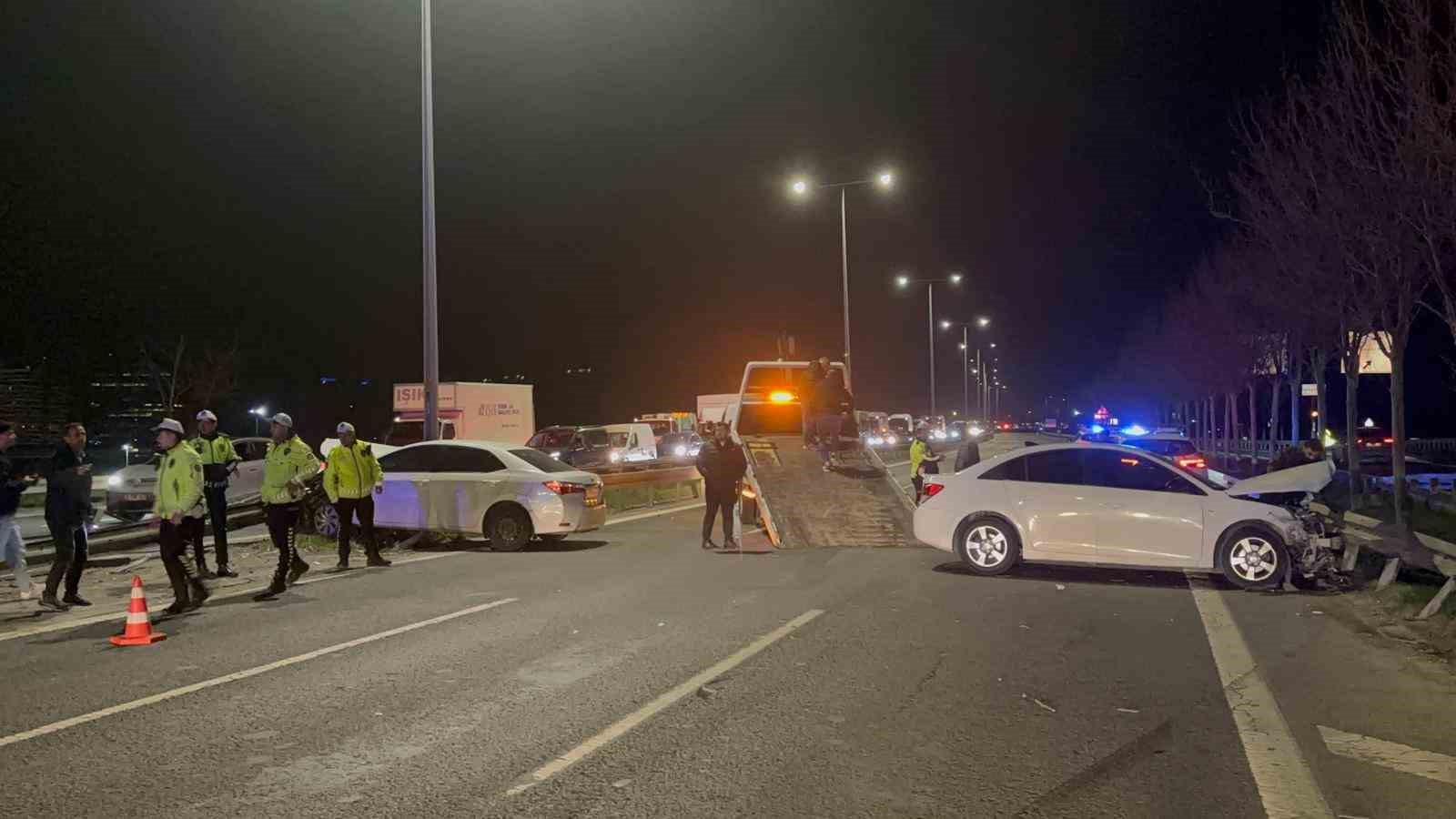 Kağıthane’de zincirleme kaza: Kopan bariyer minibüse böyle çarptı
