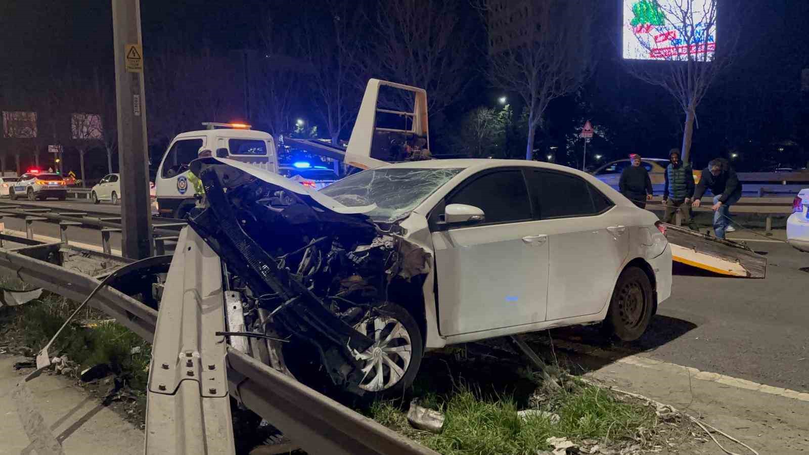 Kağıthane’de zincirleme kaza: Kopan bariyer minibüse böyle çarptı
