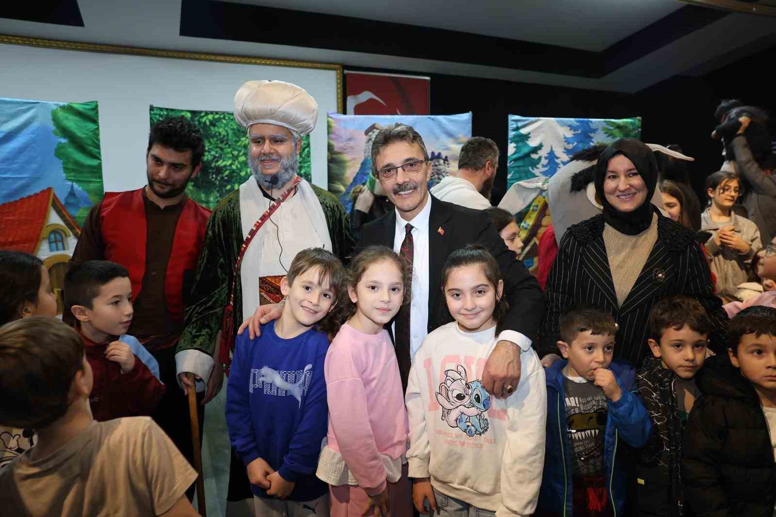 Kahkaha dolu oyun Erenler’de sahnelendi, vatandaşlardan tam not aldı
