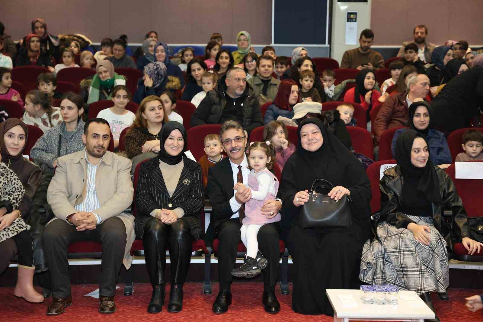 Kahkaha dolu oyun Erenler’de sahnelendi, vatandaşlardan tam not aldı
