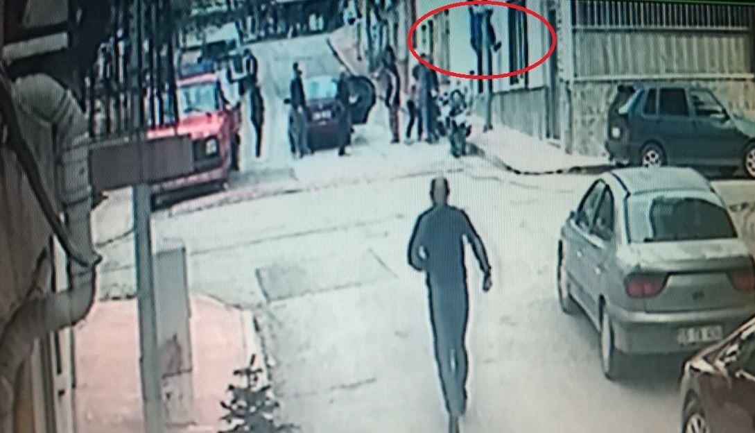 "Kahraman kurye" araç kundaklamaktan gözaltına alındı
