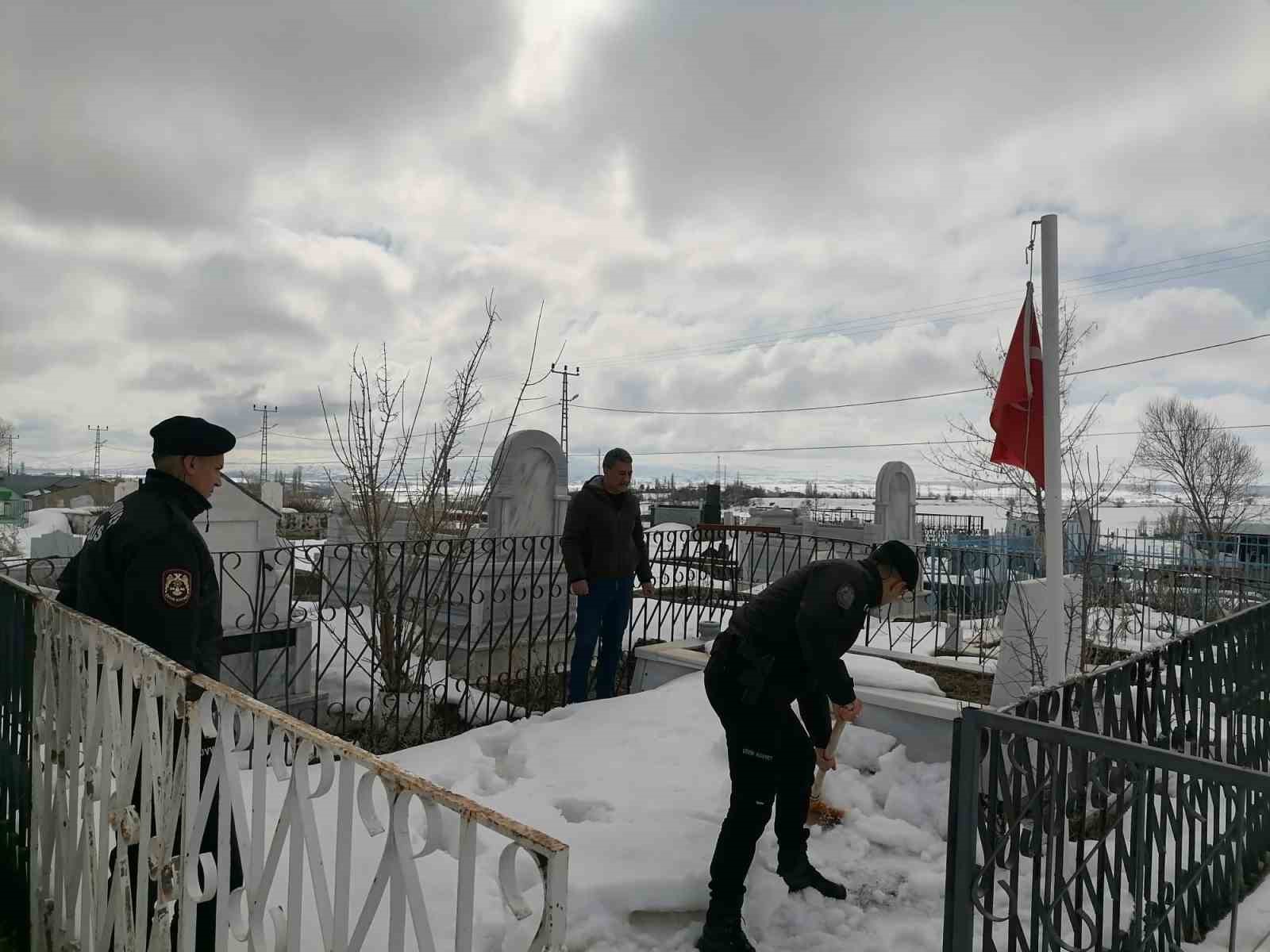 Kahraman şehitlerimizin aziz hatırasına sahip çıktılar

