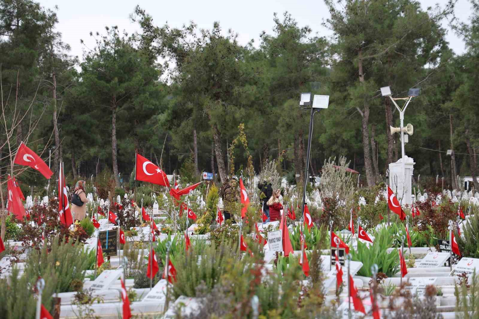 Kahramanmaraş deprem mezarlığında hüzünlü bayram
