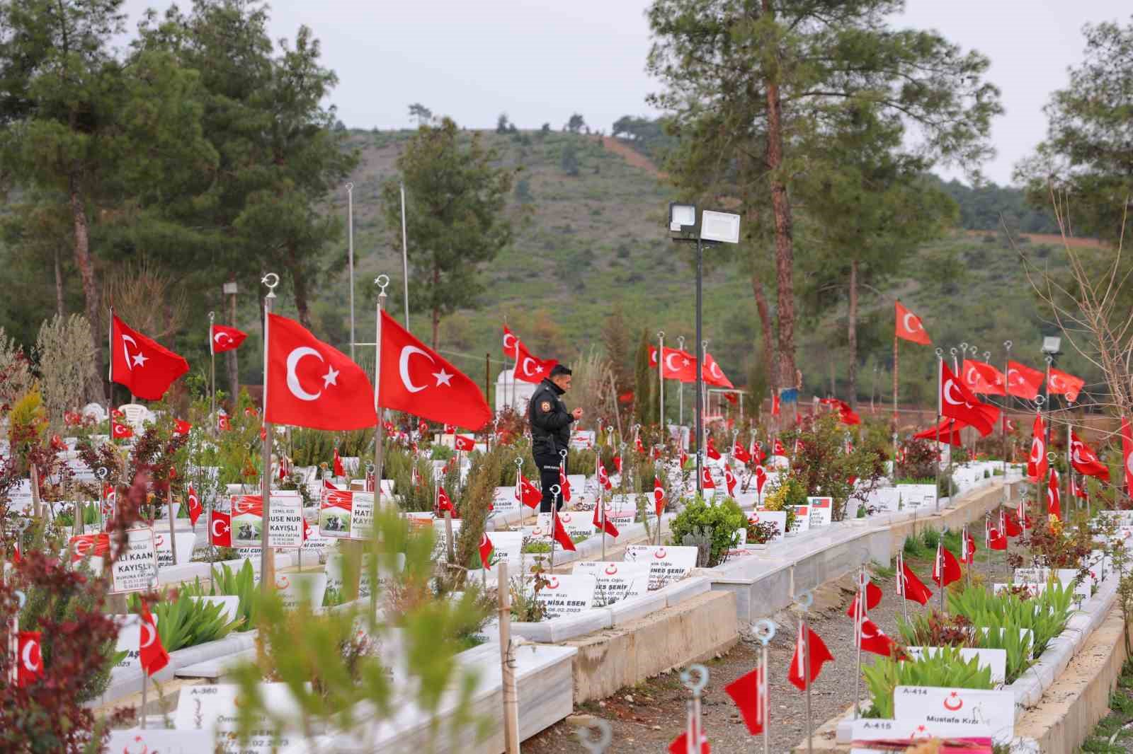 Kahramanmaraş deprem mezarlığında hüzünlü bayram
