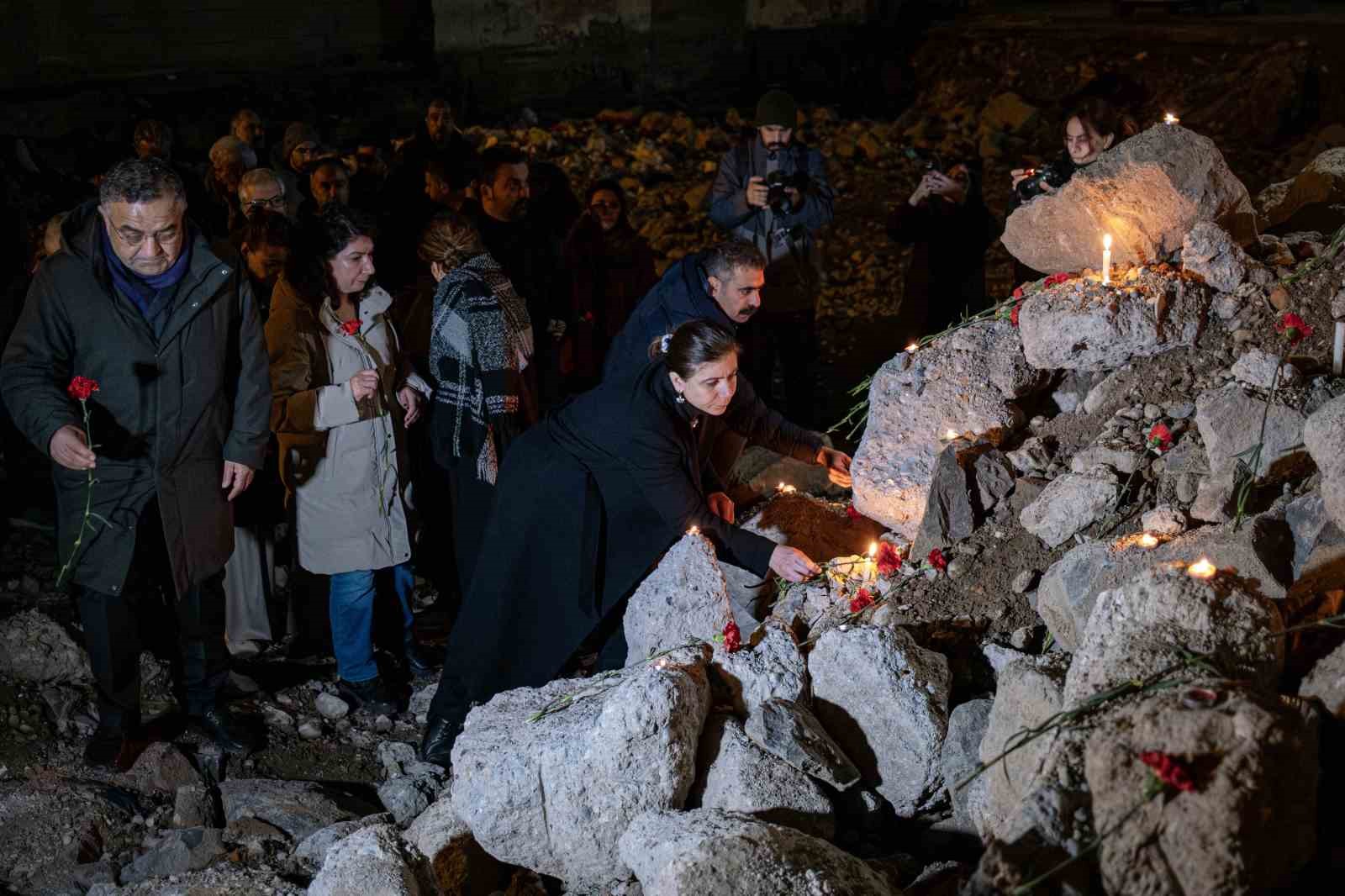 Kahramanmaraş depremlerinin 3. yıl dönümünde hayatını kaybedenler saat 04.17’de anıldı
