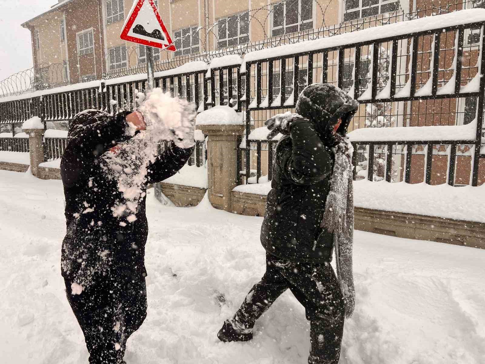 Kahramanmaraş güne karla uyandı: En çok sevinen çocuklar oldu
