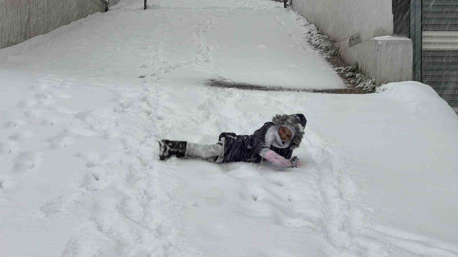 Kahramanmaraş güne karla uyandı: En çok sevinen çocuklar oldu
