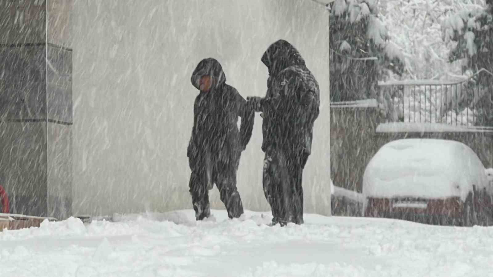 Kahramanmaraş güne karla uyandı: En çok sevinen çocuklar oldu
