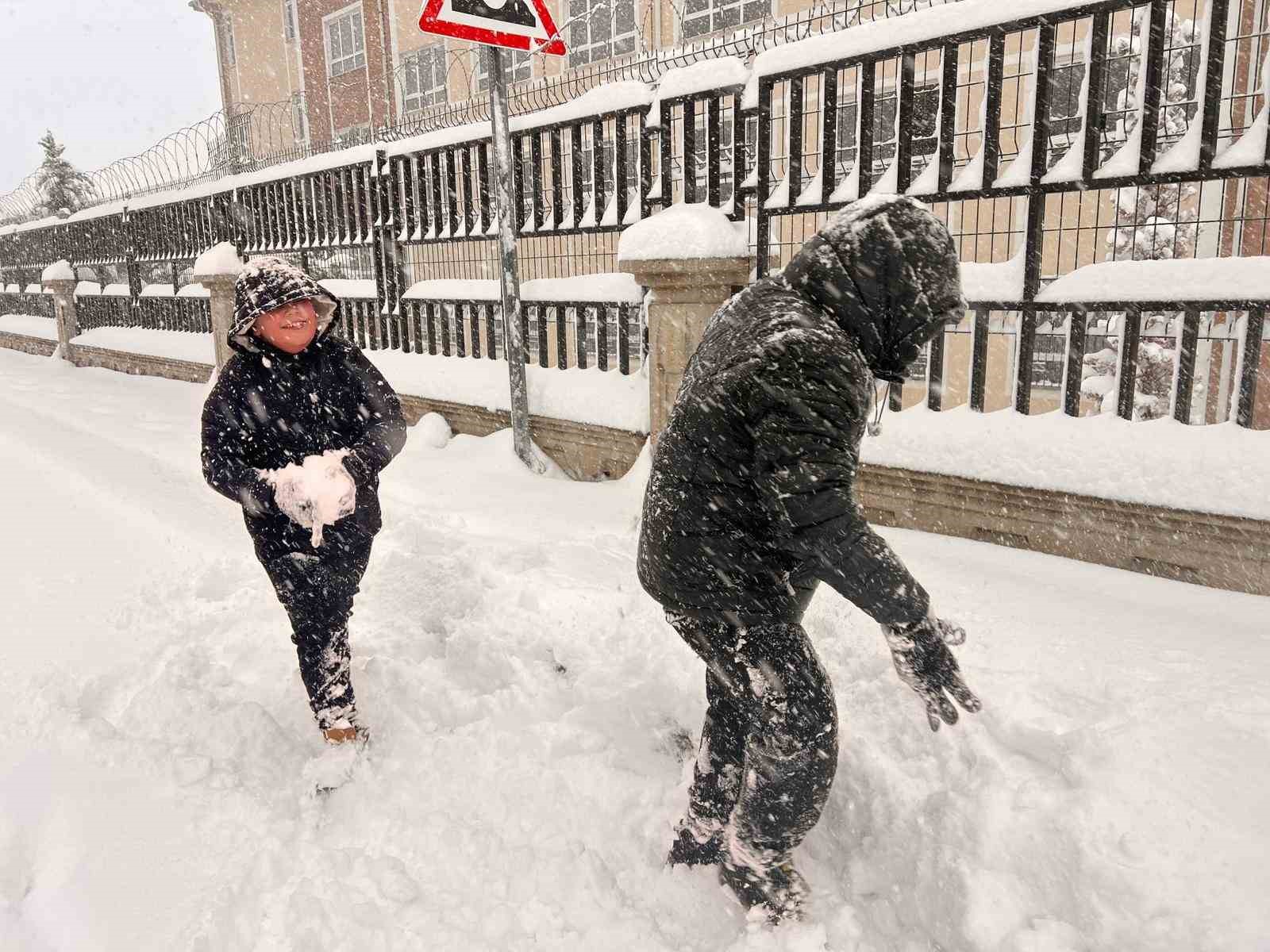 Kahramanmaraş güne karla uyandı: En çok sevinen çocuklar oldu
