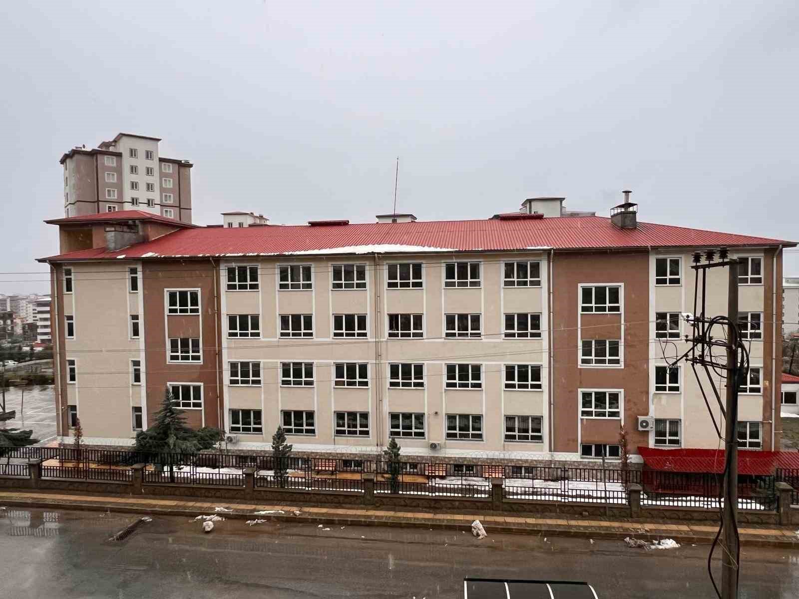 Kahramanmaraş’ın bazı ilçelerinde eğitime Salı günü için ara verildi
