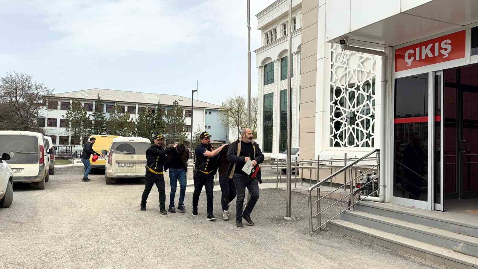 Kahramanmaraş’ta 2,1 milyonluk vurgun yapan sahte polisler yakalandı
