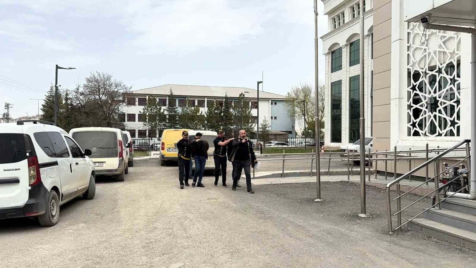 Kahramanmaraş’ta 2,1 milyonluk vurgun yapan sahte polisler yakalandı
