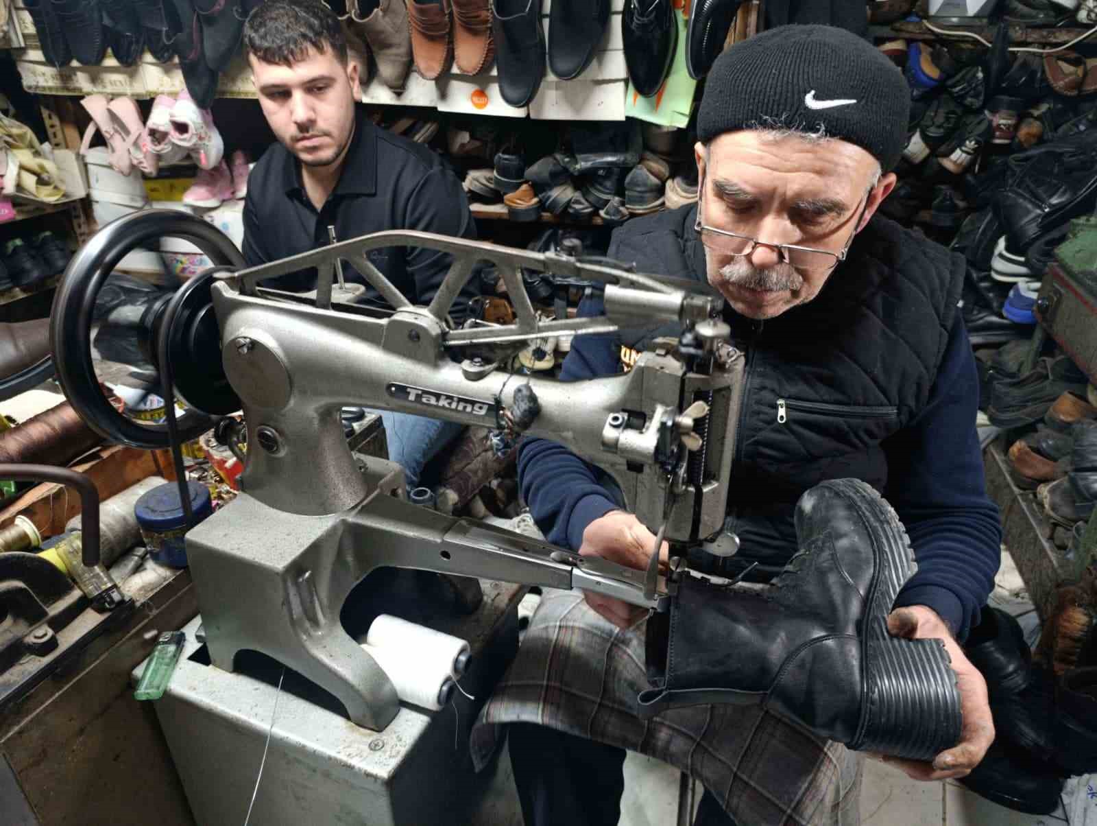 Kahramanmaraş’ta 38 yıllık usta eski ayakkabılara yeniden hayat veriyor
Kahramanmaraş’ta 38 yıllık usta eski ayakkabılara yeniden hayat veriyor