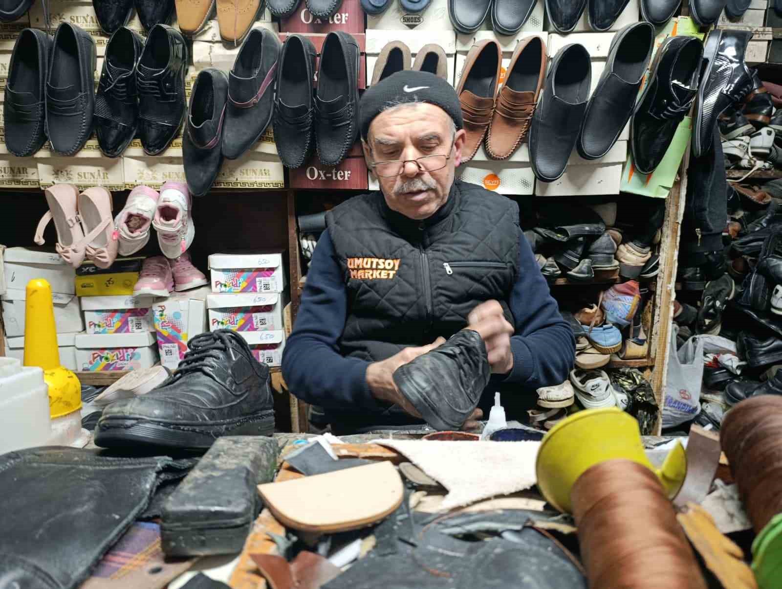 Kahramanmaraş’ta 38 yıllık usta eski ayakkabılara yeniden hayat veriyor
Kahramanmaraş’ta 38 yıllık usta eski ayakkabılara yeniden hayat veriyor