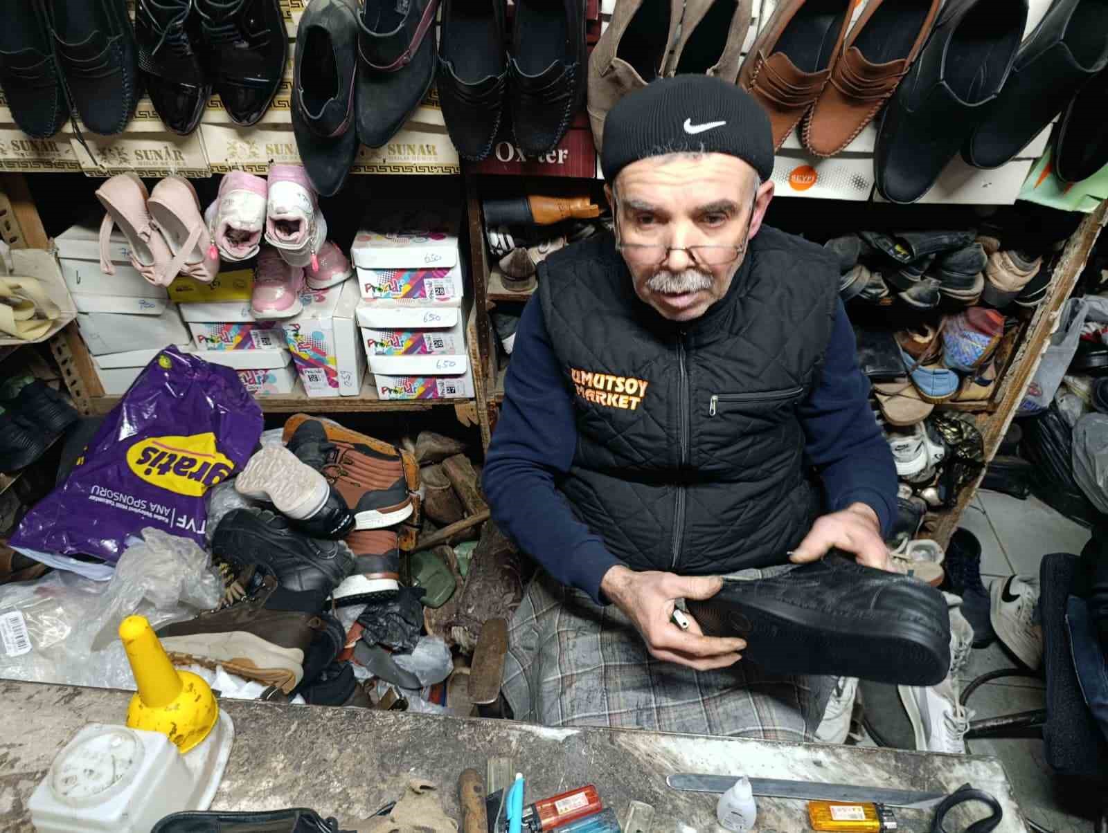 Kahramanmaraş’ta 38 yıllık usta eski ayakkabılara yeniden hayat veriyor
Kahramanmaraş’ta 38 yıllık usta eski ayakkabılara yeniden hayat veriyor