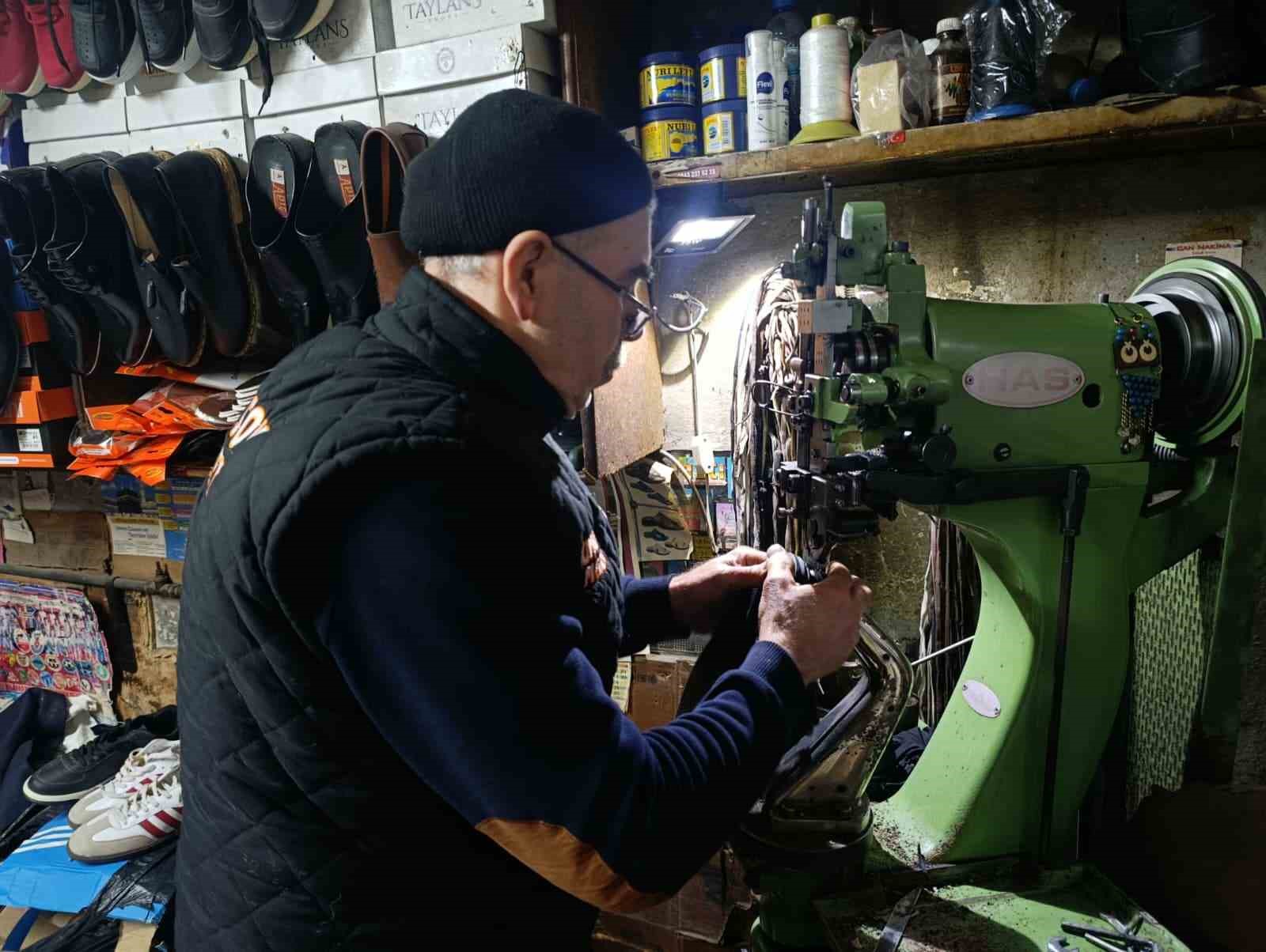 Kahramanmaraş’ta 38 yıllık usta eski ayakkabılara yeniden hayat veriyor
Kahramanmaraş’ta 38 yıllık usta eski ayakkabılara yeniden hayat veriyor