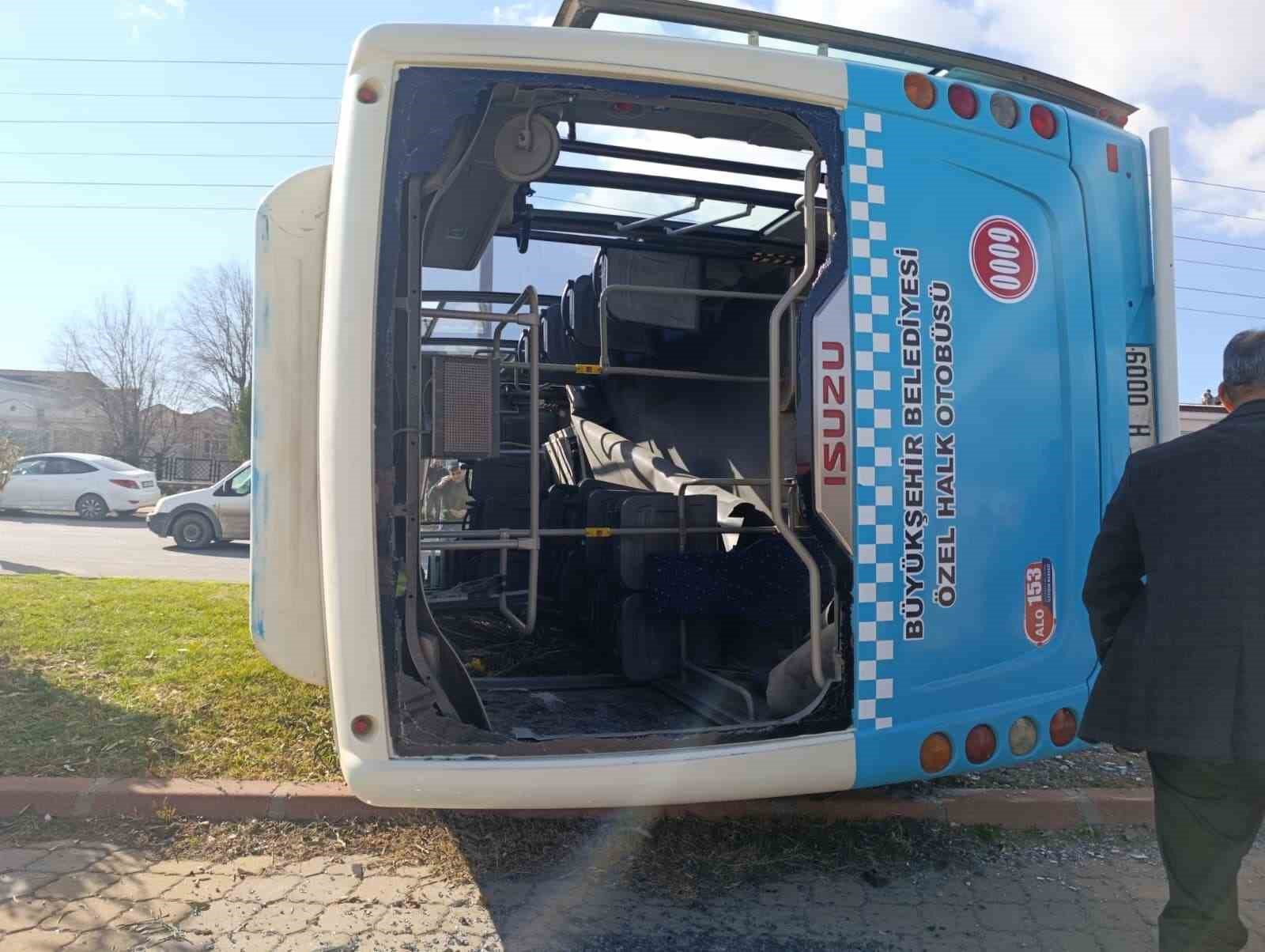 Kahramanmaraş’ta aracın çarptığı halk otobüsü devrildi: 13 yaralı
