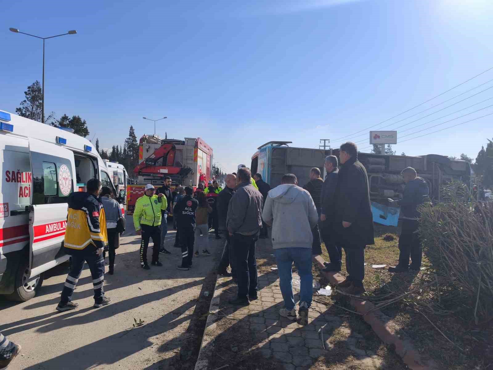 Kahramanmaraş’ta aracın çarptığı halk otobüsü devrildi: 13 yaralı
