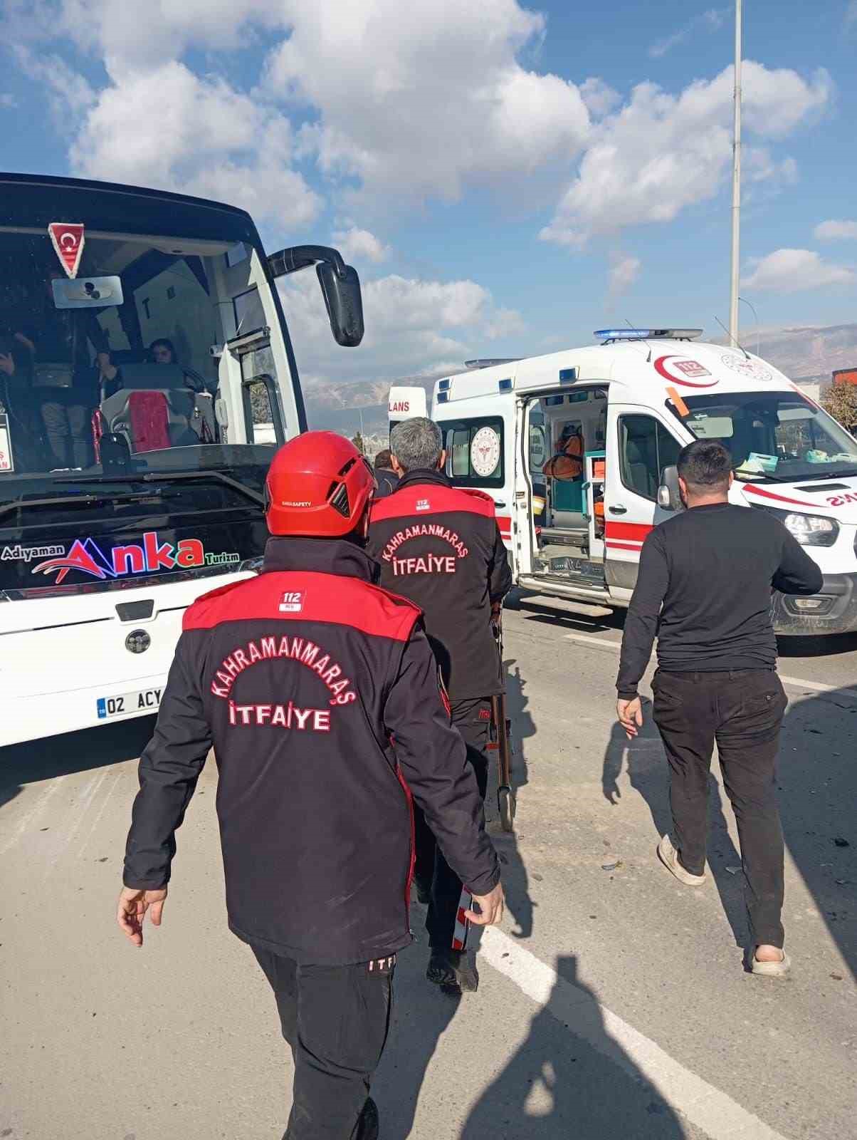Kahramanmaraş’ta aracın çarptığı halk otobüsü devrildi: 13 yaralı
