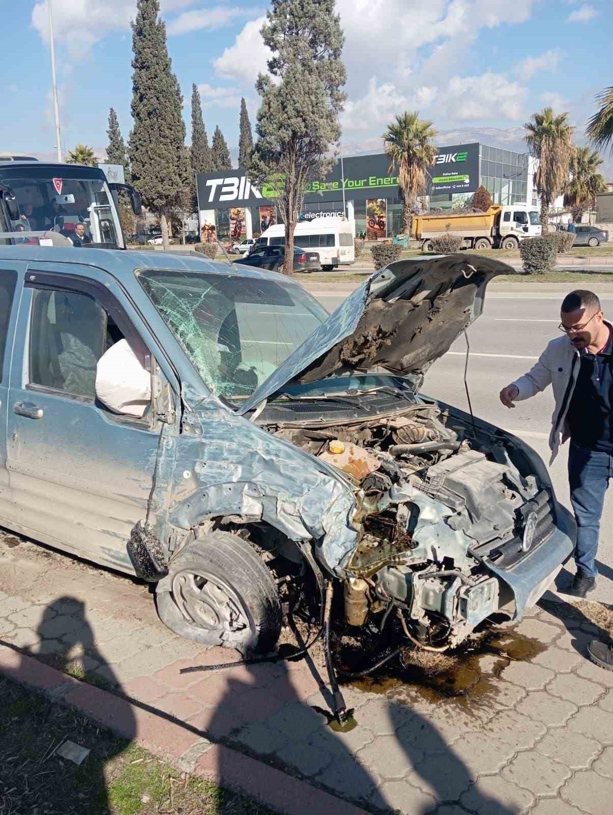 Kahramanmaraş’ta aracın çarptığı halk otobüsü devrildi: 13 yaralı
