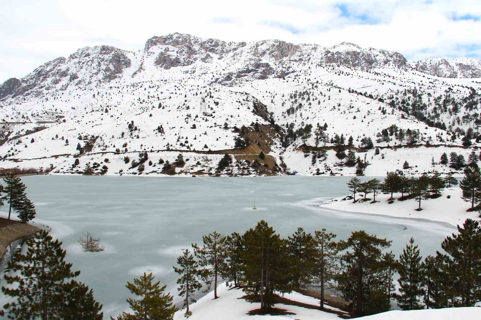 Kahramanmaraş’ta baraj ve göletler buz tuttu
