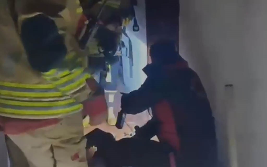 Kahramanmaraş’ta çıkan yangında evde mahsur kalan vatandaşı itfaiye kurtardı
