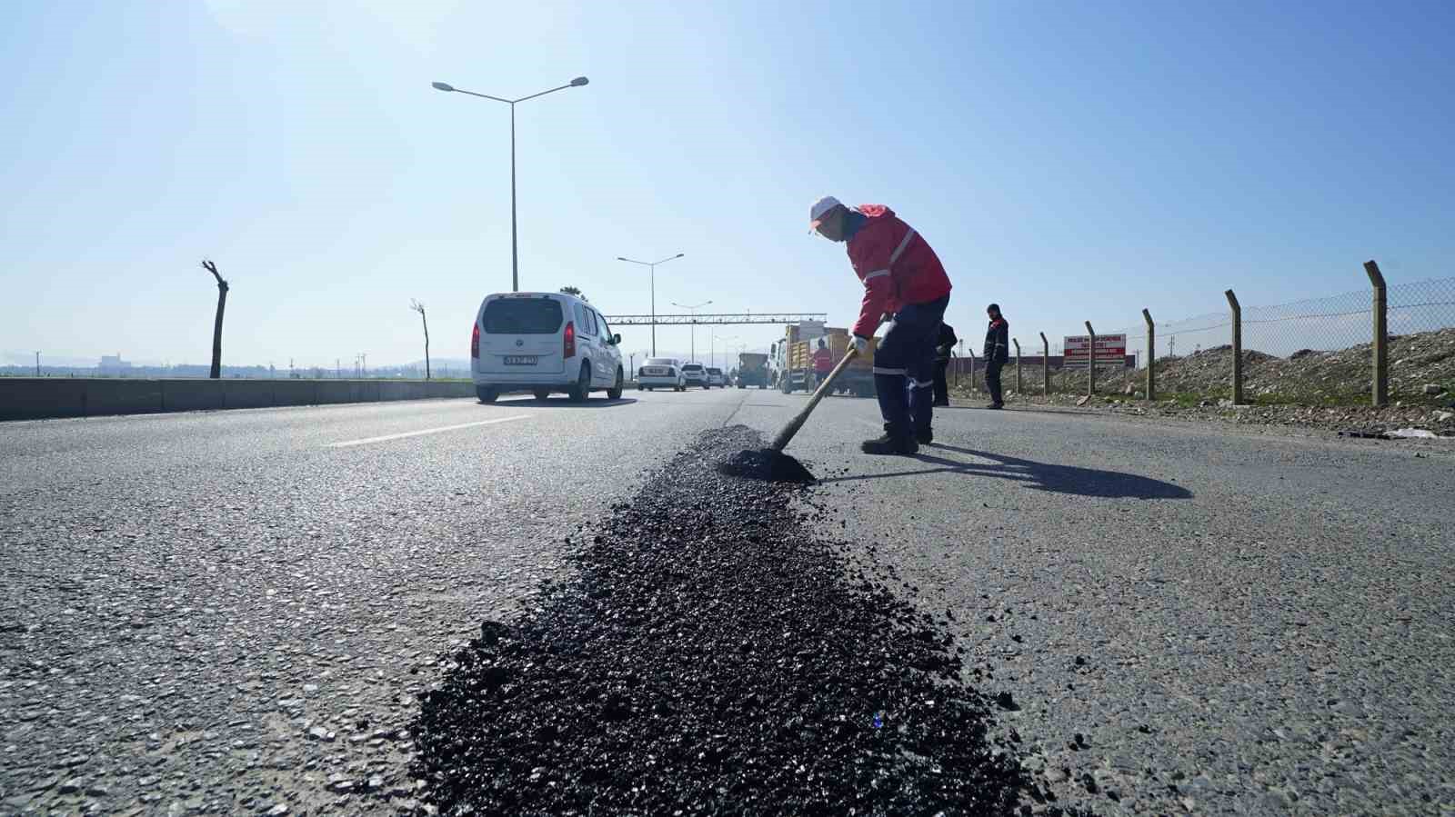 Kahramanmaraş’ta deforme olan yollar sıcak asfaltla tamir ediliyor
