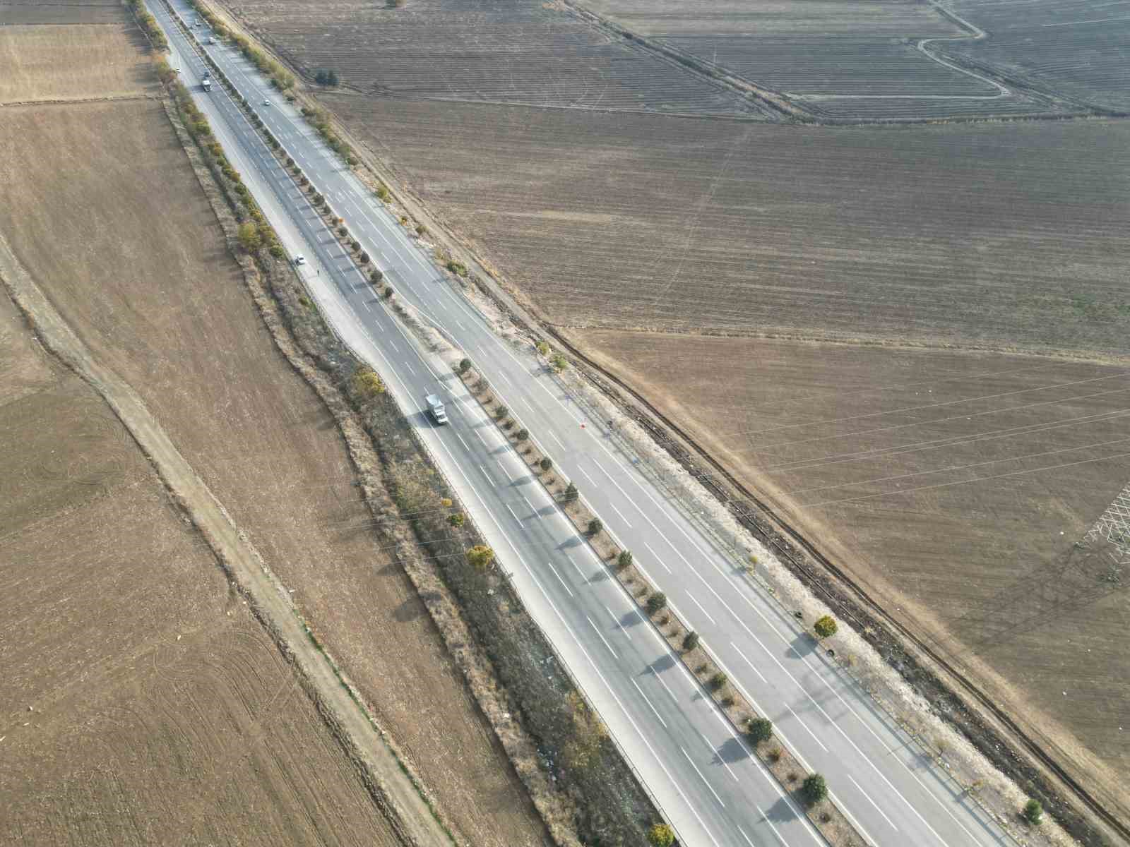 Kahramanmaraş’ta depremde 7 metre kayan yol dikkat çekiyor
