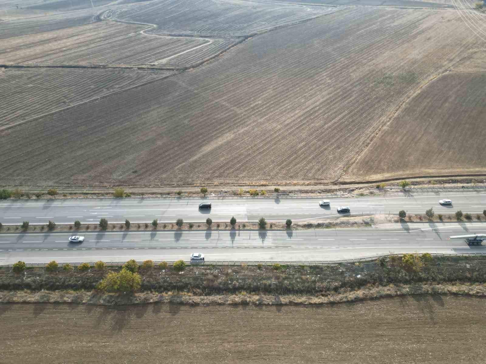 Kahramanmaraş’ta depremde 7 metre kayan yol dikkat çekiyor
