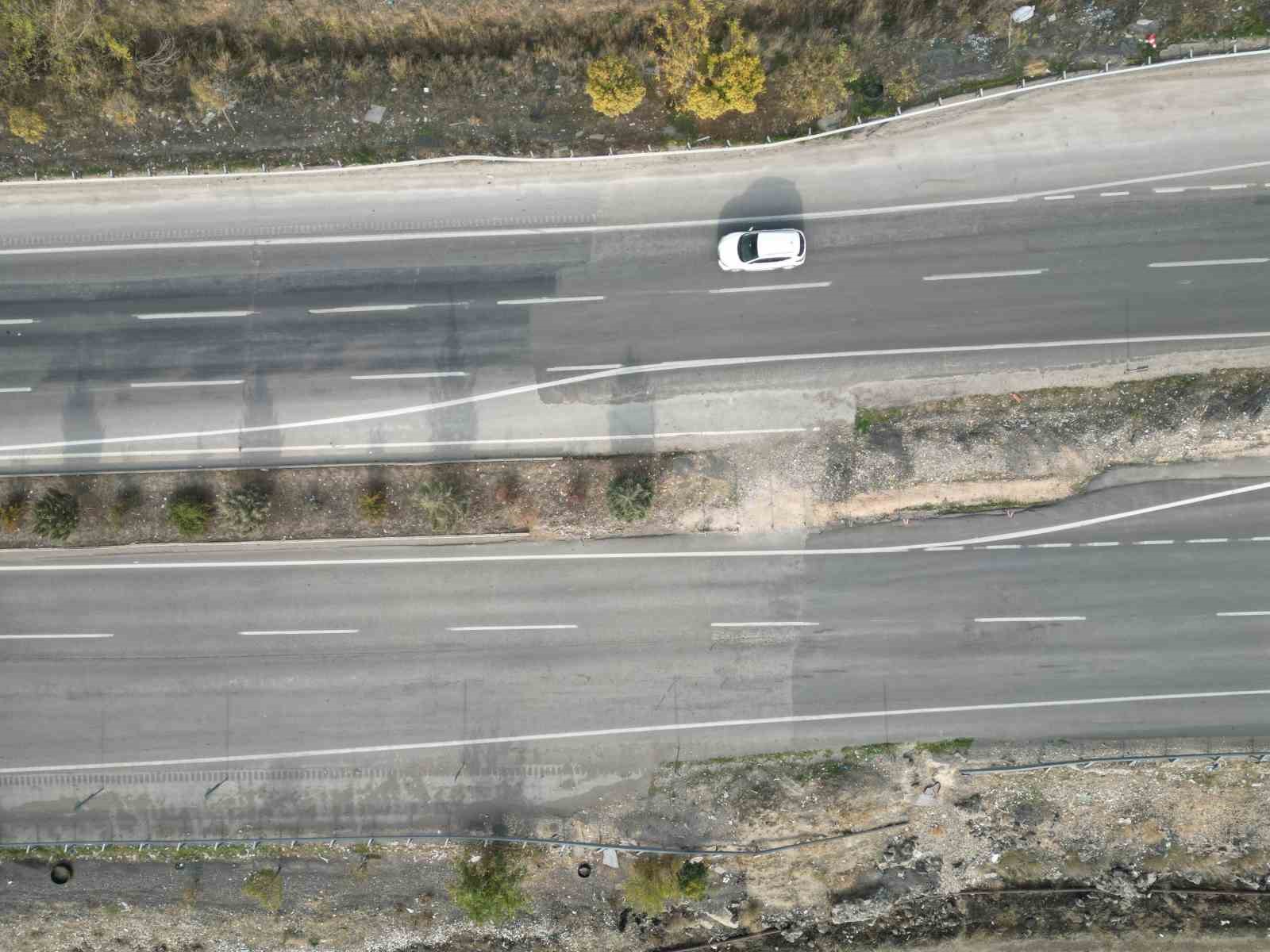 Kahramanmaraş’ta depremde 7 metre kayan yol dikkat çekiyor
