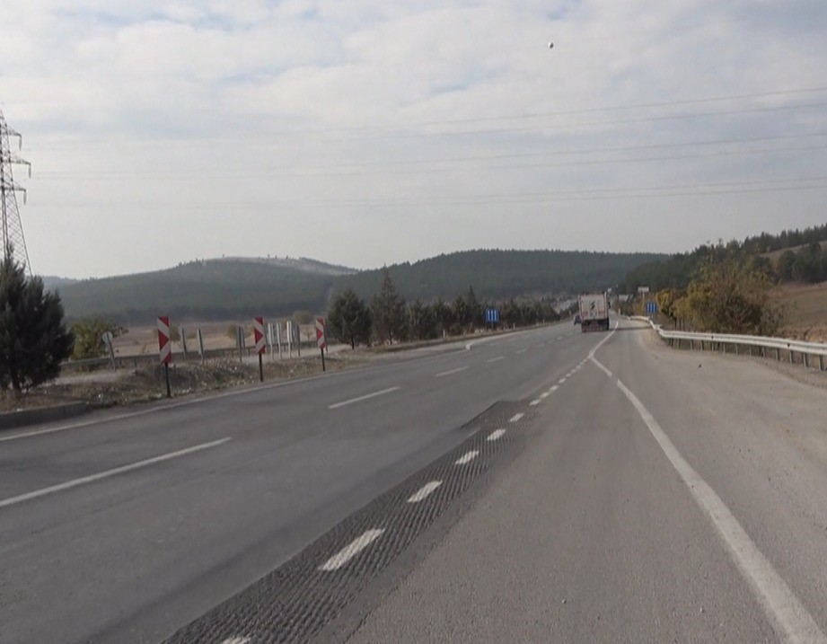 Kahramanmaraş’ta depremde 7 metre kayan yol dikkat çekiyor
