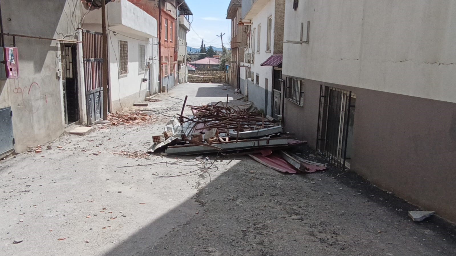 Kahramanmaraş’ta fırtına çatıları uçurdu
