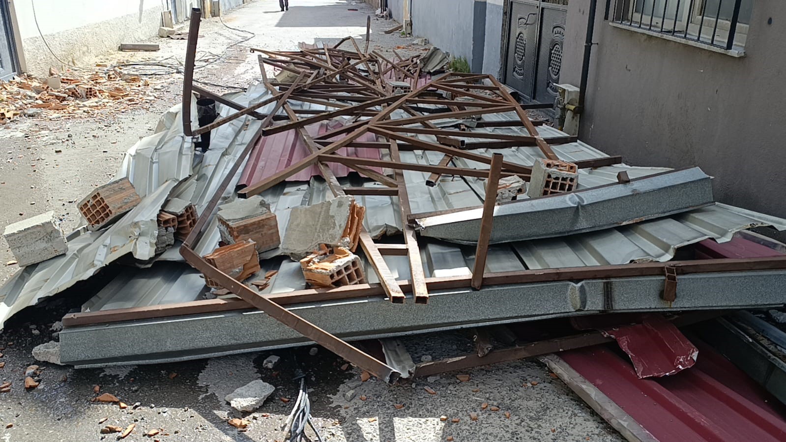 Kahramanmaraş’ta fırtına çatıları uçurdu
