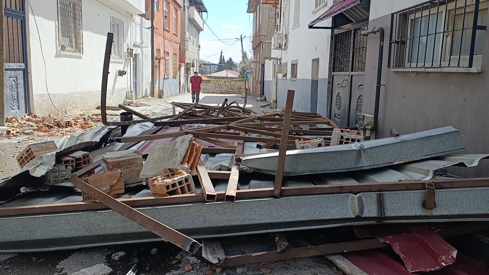 Kahramanmaraş’ta fırtına çatıları uçurdu
