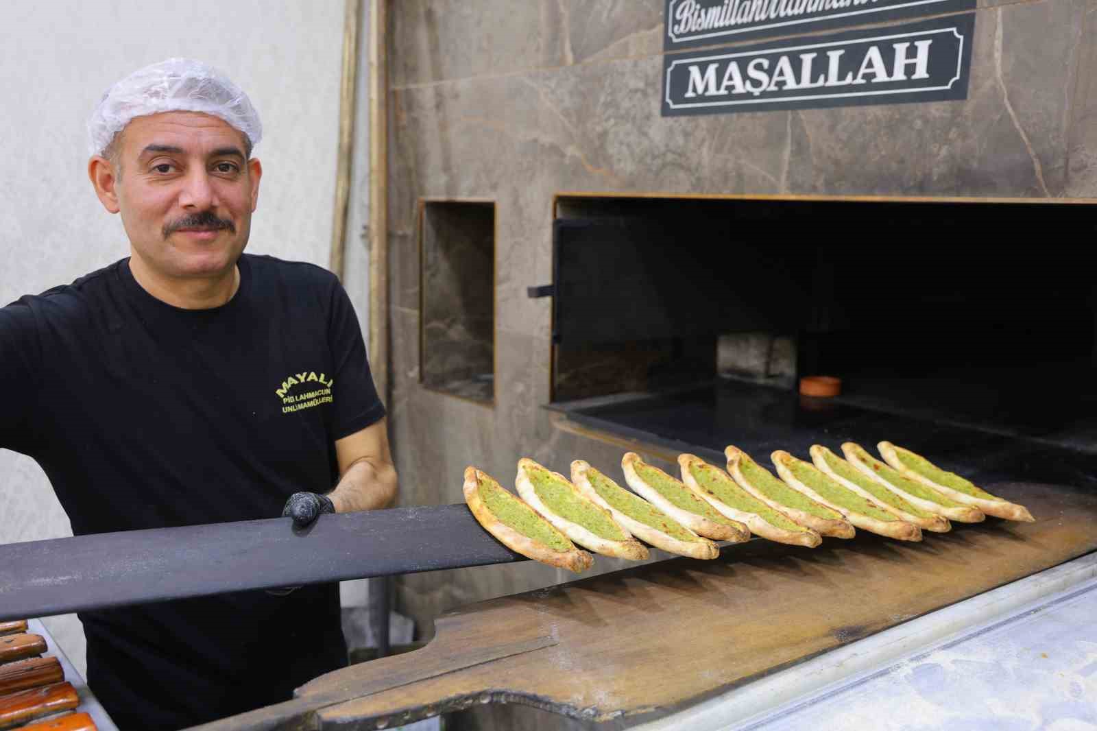 Kahramanmaraş’ta iftar sofralarının gözdesi: Fıstıklı börek
