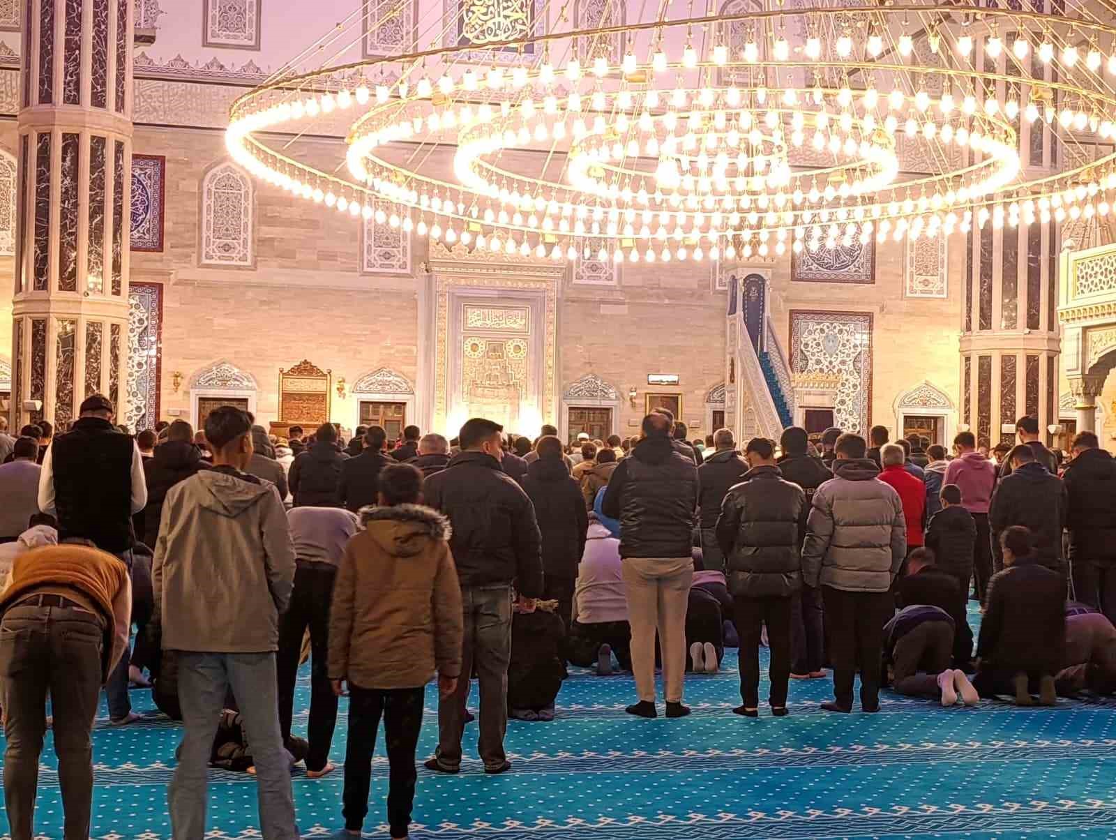 Kahramanmaraş’ta ilk teravih namazı kılındı
