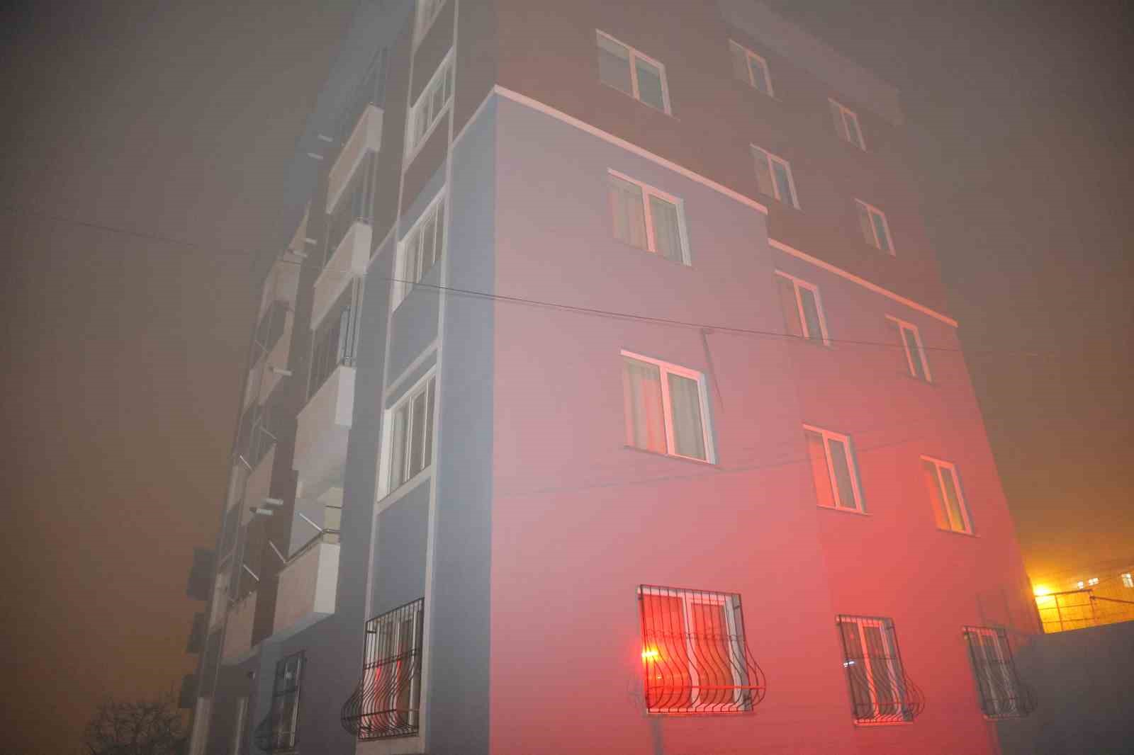 Kahramanmaraş’ta istinat duvarı çöktü binadakiler tahliye edildi
