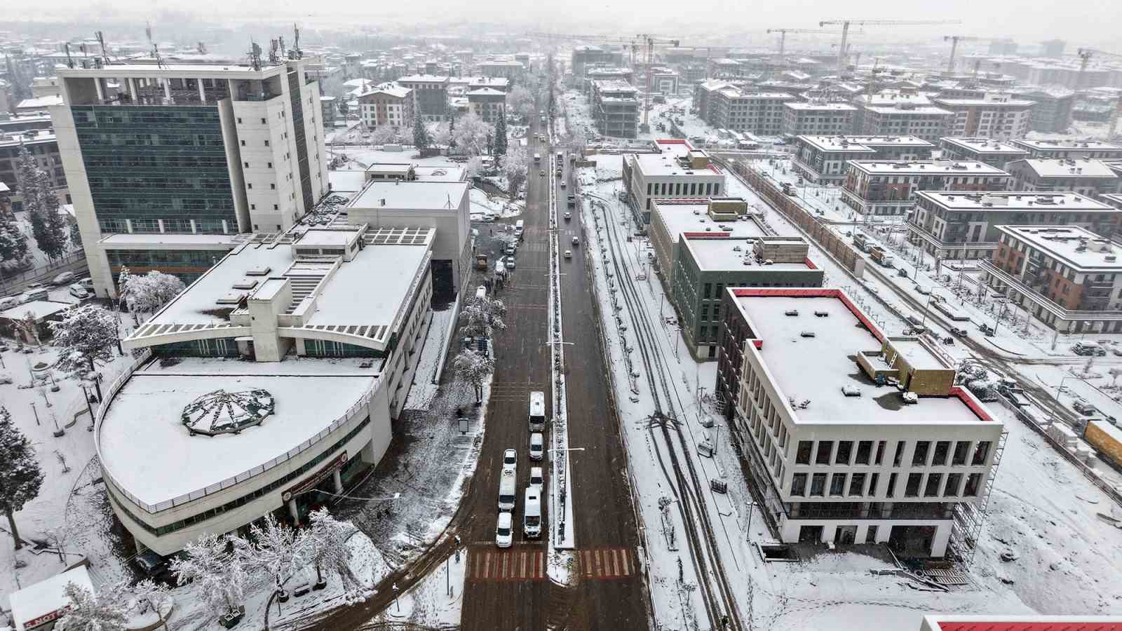 Kahramanmaraş’ta kar sevinci yaşanırken, ekipler de sahada görev yapıyor
Kahramanmaraş’ta kar sevinci yaşanırken, ekipler de sahada görev yapıyor