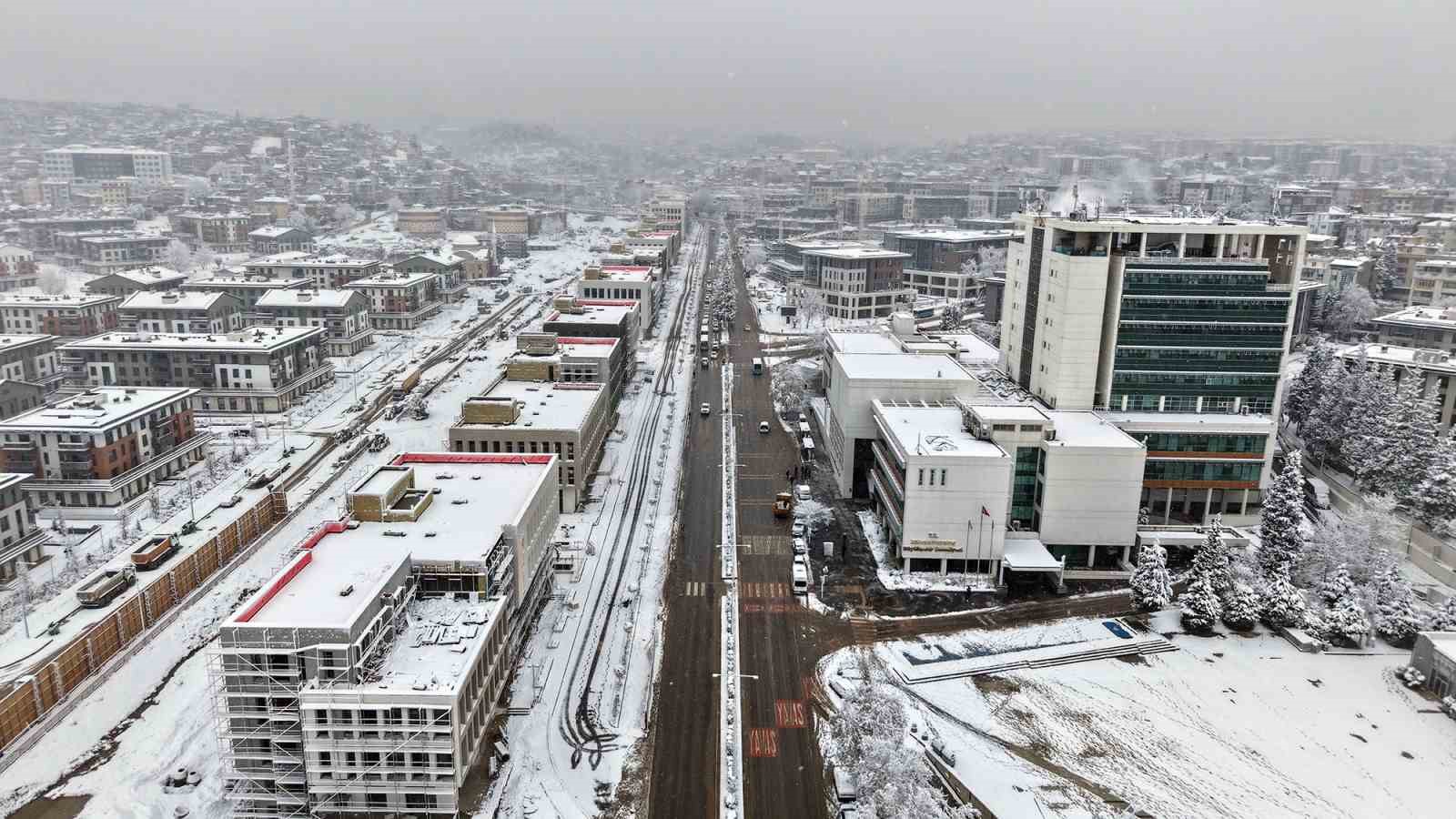 Kahramanmaraş’ta kar sevinci yaşanırken, ekipler de sahada görev yapıyor
Kahramanmaraş’ta kar sevinci yaşanırken, ekipler de sahada görev yapıyor