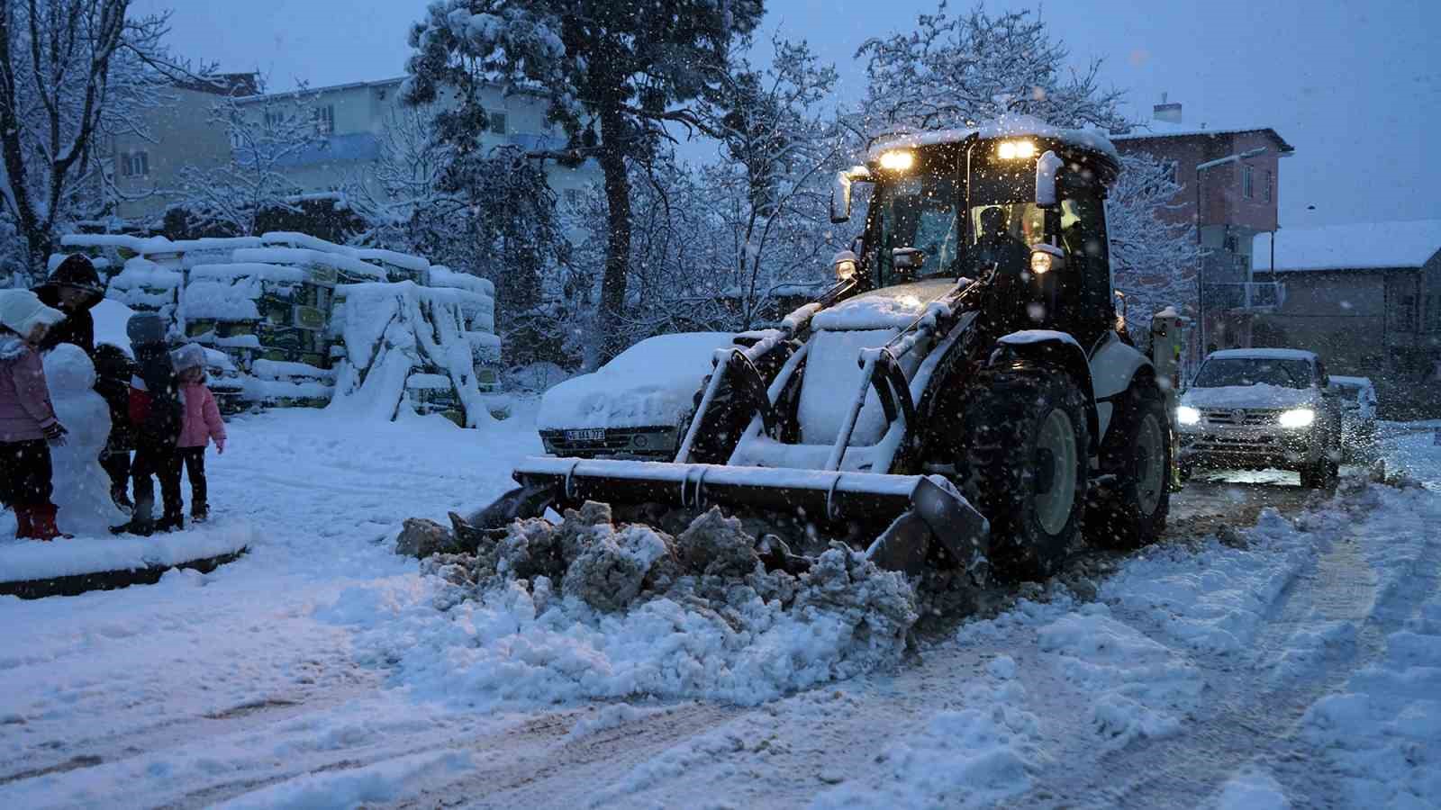 Kahramanmaraş’ta kar sevinci yaşanırken, ekipler de sahada görev yapıyor
Kahramanmaraş’ta kar sevinci yaşanırken, ekipler de sahada görev yapıyor