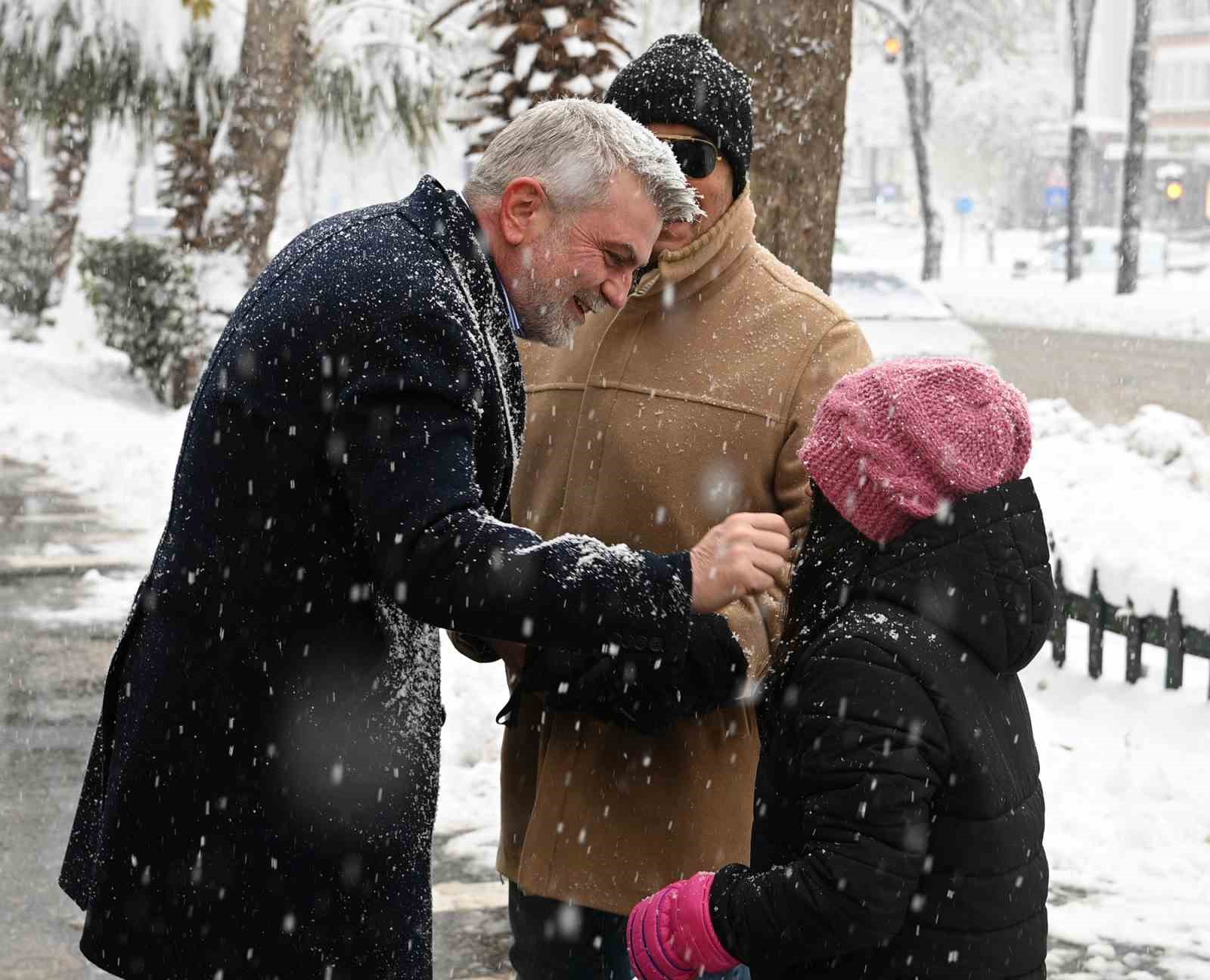 Kahramanmaraş’ta kar sevinci yaşanırken, ekipler de sahada görev yapıyor
Kahramanmaraş’ta kar sevinci yaşanırken, ekipler de sahada görev yapıyor
