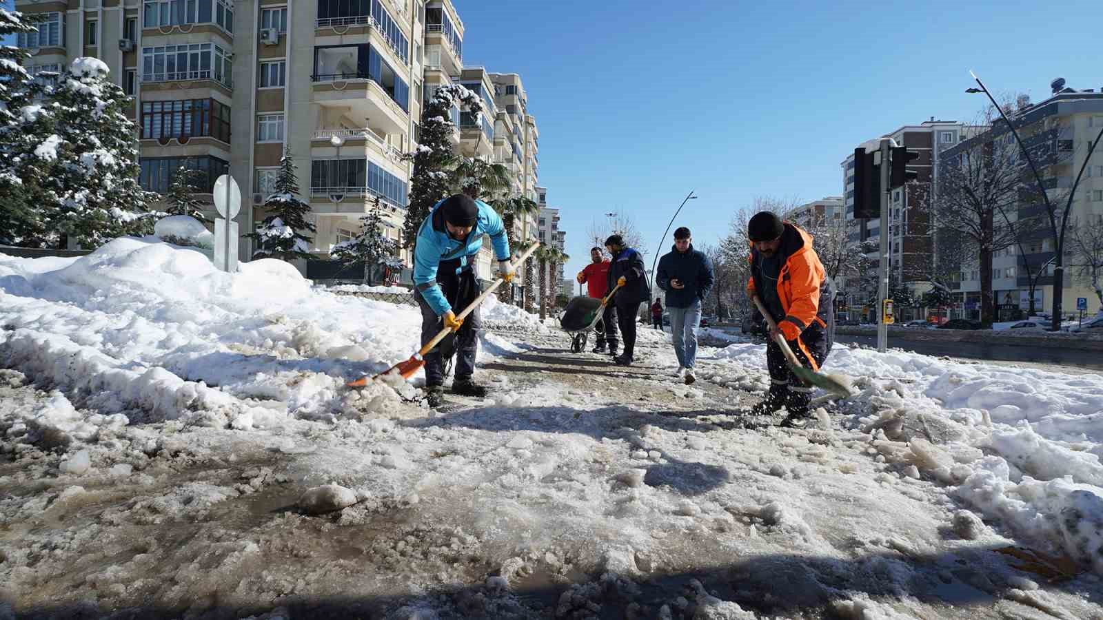 Kahramanmaraş’ta kar temizleme çalışmaları sürüyor
Kahramanmaraş’ta kar temizleme çalışmaları sürüyor
