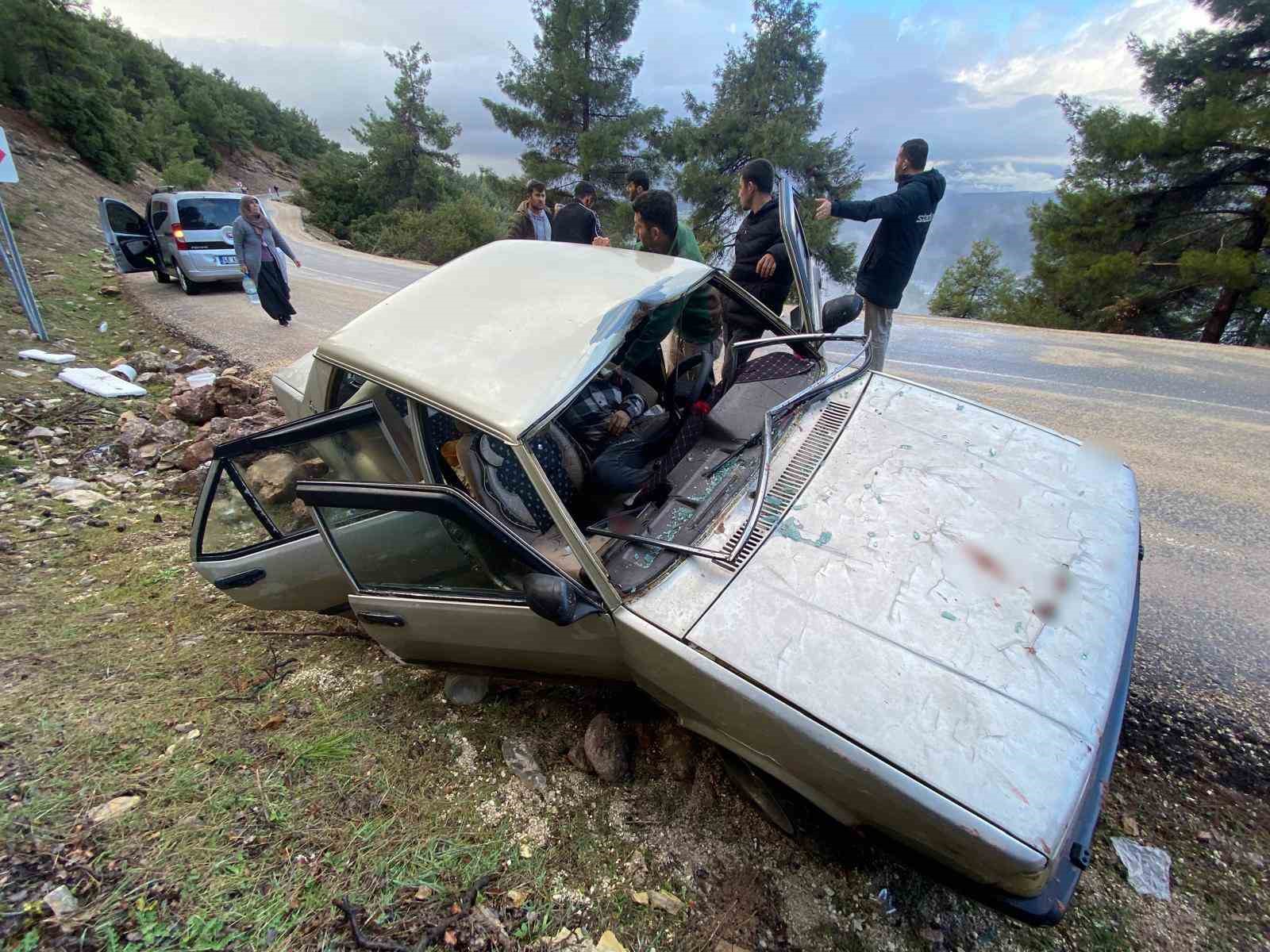 Kahramanmaraş’ta kopan kaya parçası otomobile isabet etti: 2’si ağır 4 yaralı

