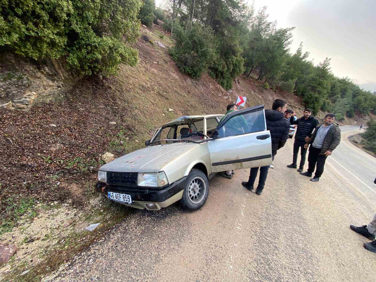 Kahramanmaraş’ta kopan kaya parçası otomobile isabet etti: 2’si ağır 4 yaralı

