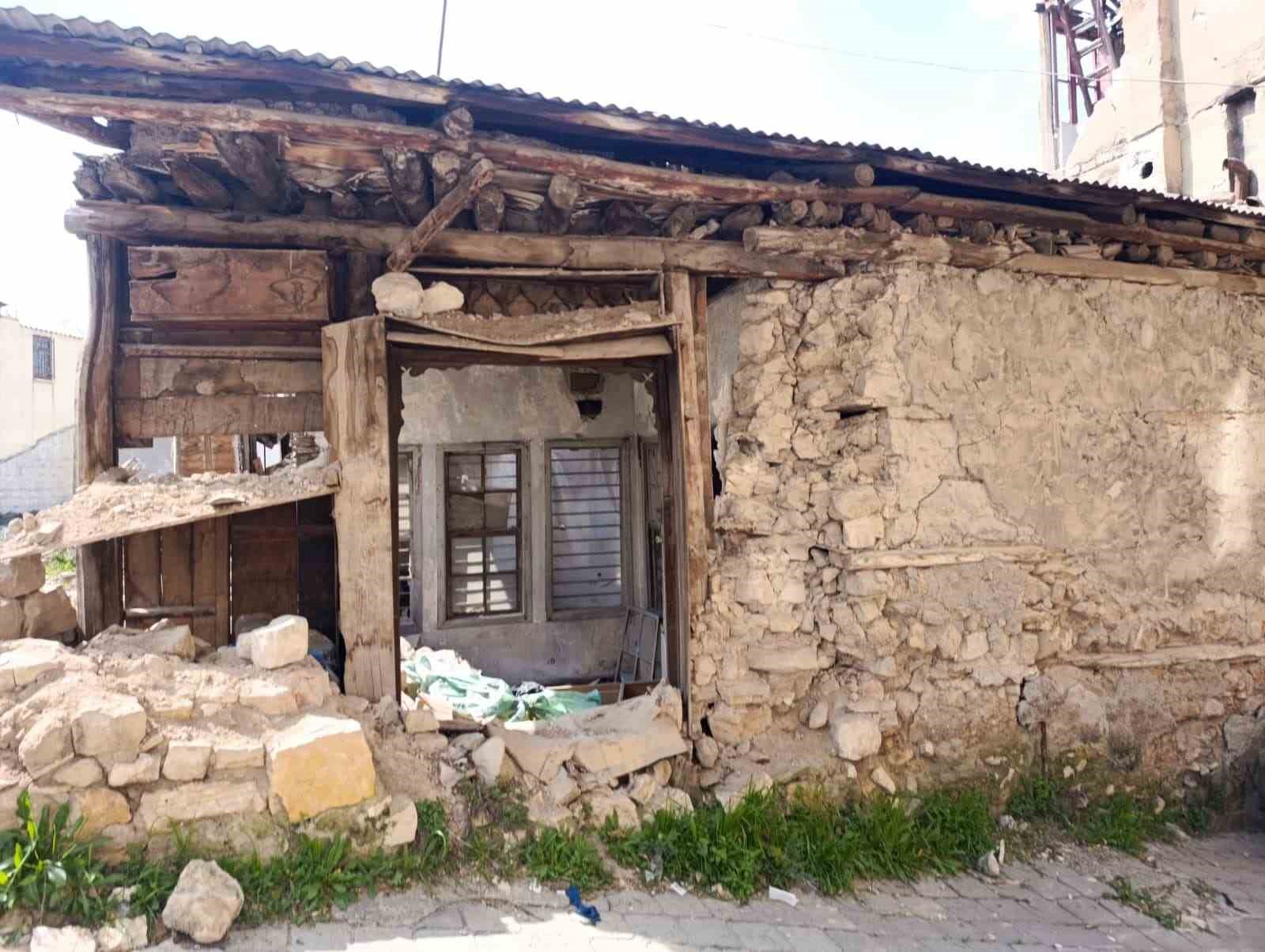 Kahramanmaraş’ta metruk binalar korku saçıyor
